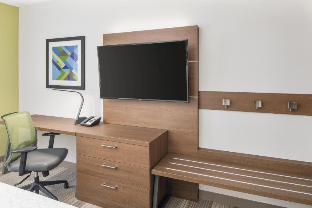 Express & By Ihg 2*