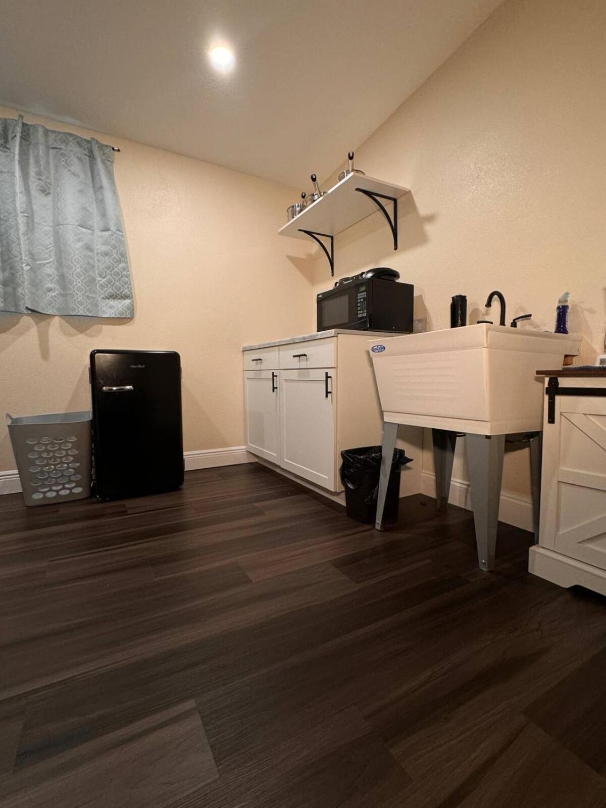Apartment Cozy Country Style Queen Bed Close