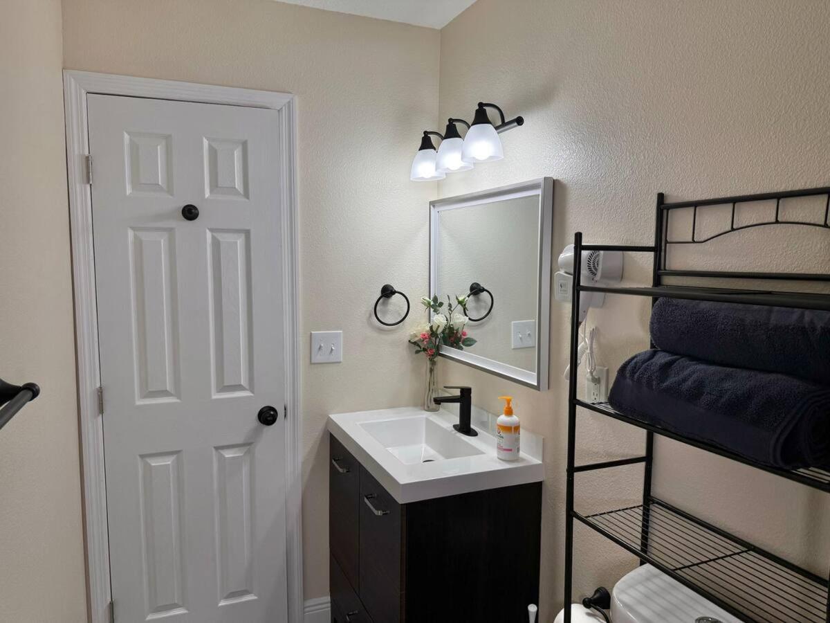 Cozy Country Style Queen Bed Close Apartment DeLand