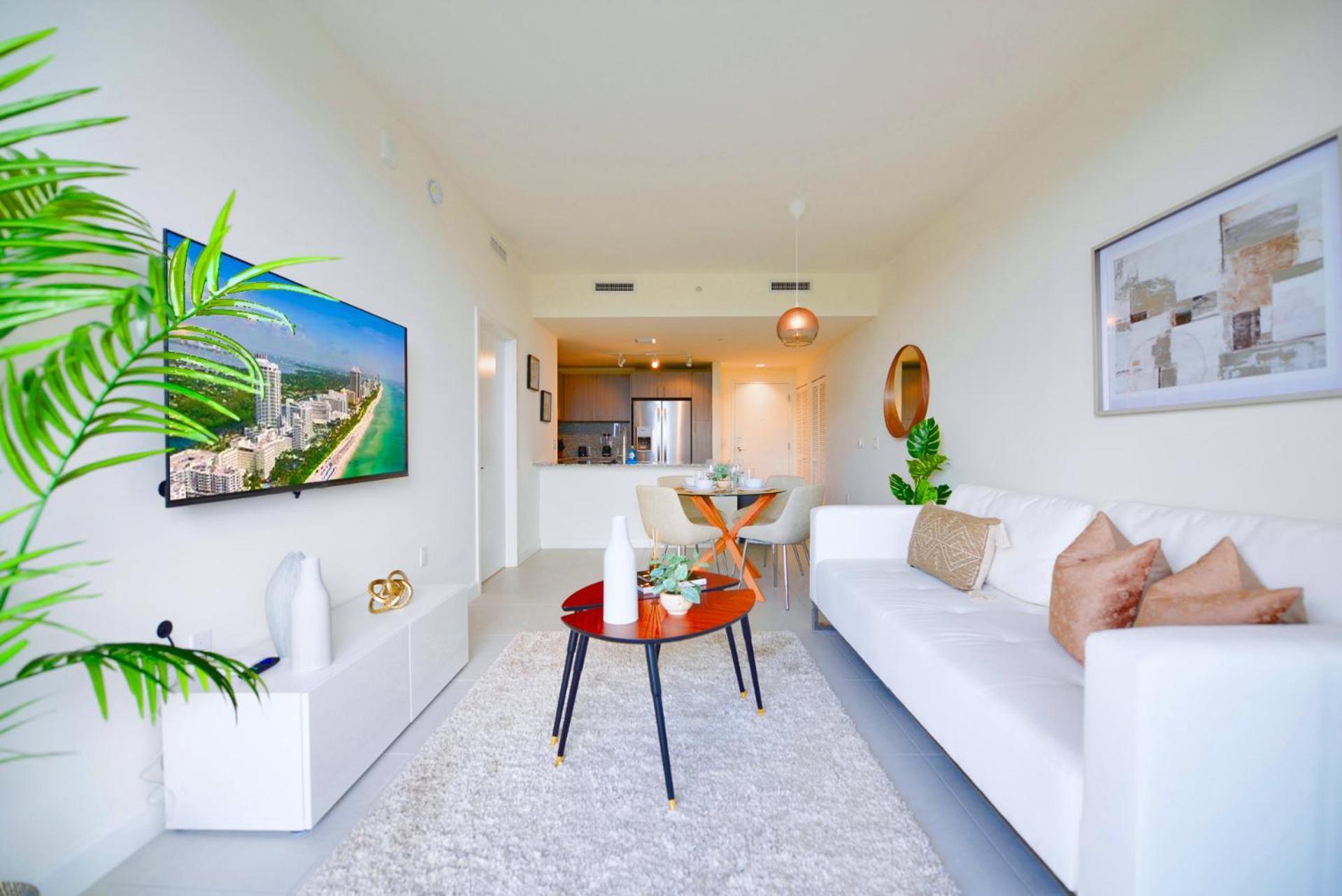 Beautiful And Stylish Close The Doral Park Apartment *