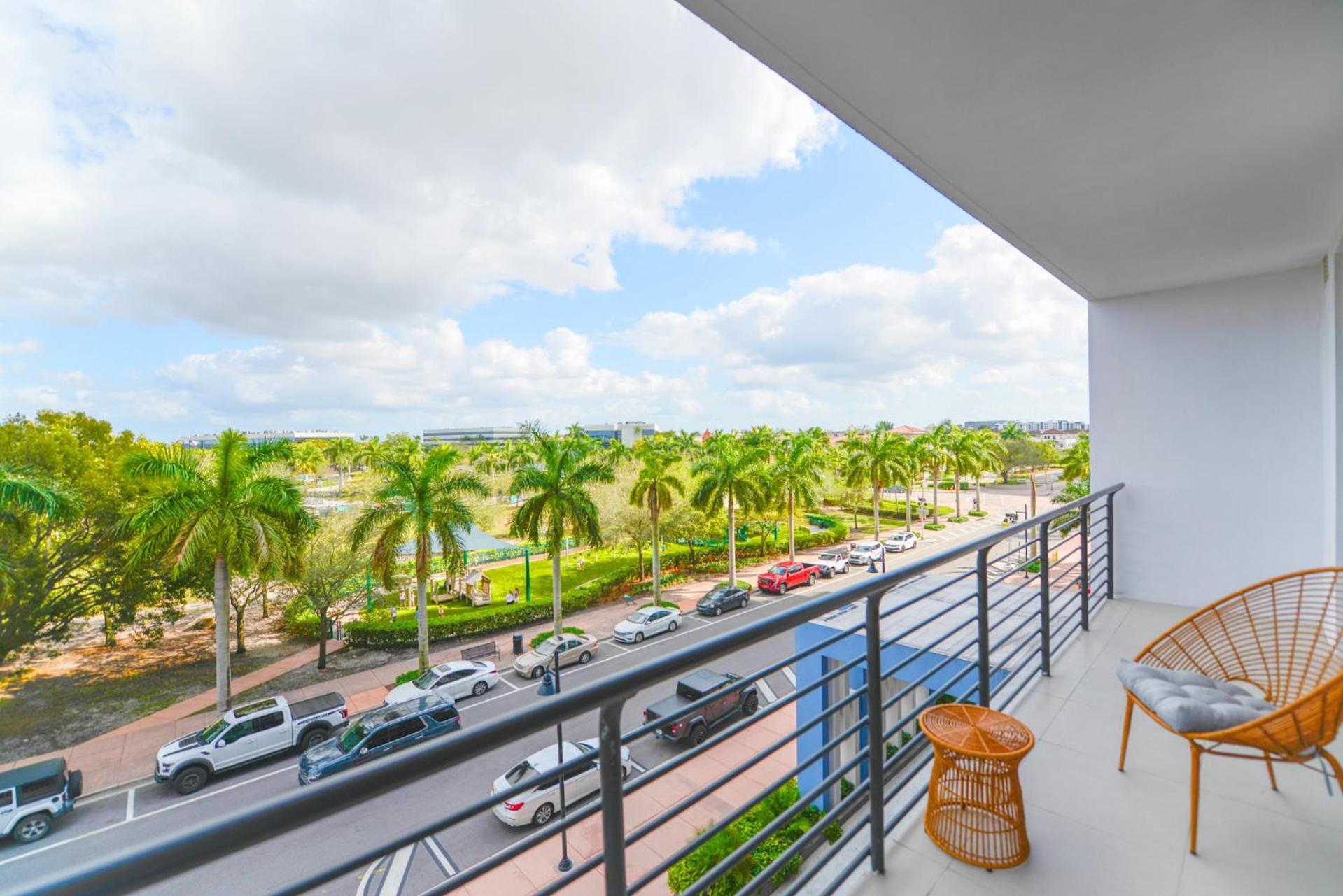 Beautiful And Stylish Close The Doral Park Apartment