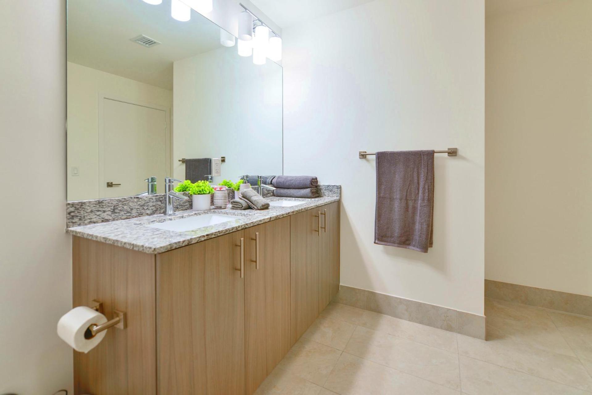 Beautiful And Stylish Close The Doral Park Apartment *