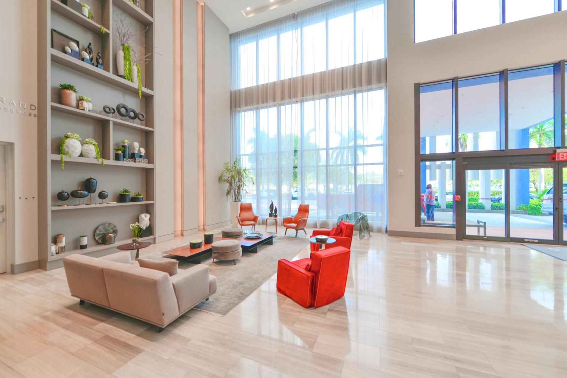 Beautiful And Stylish Close The Doral Park Apartment *
