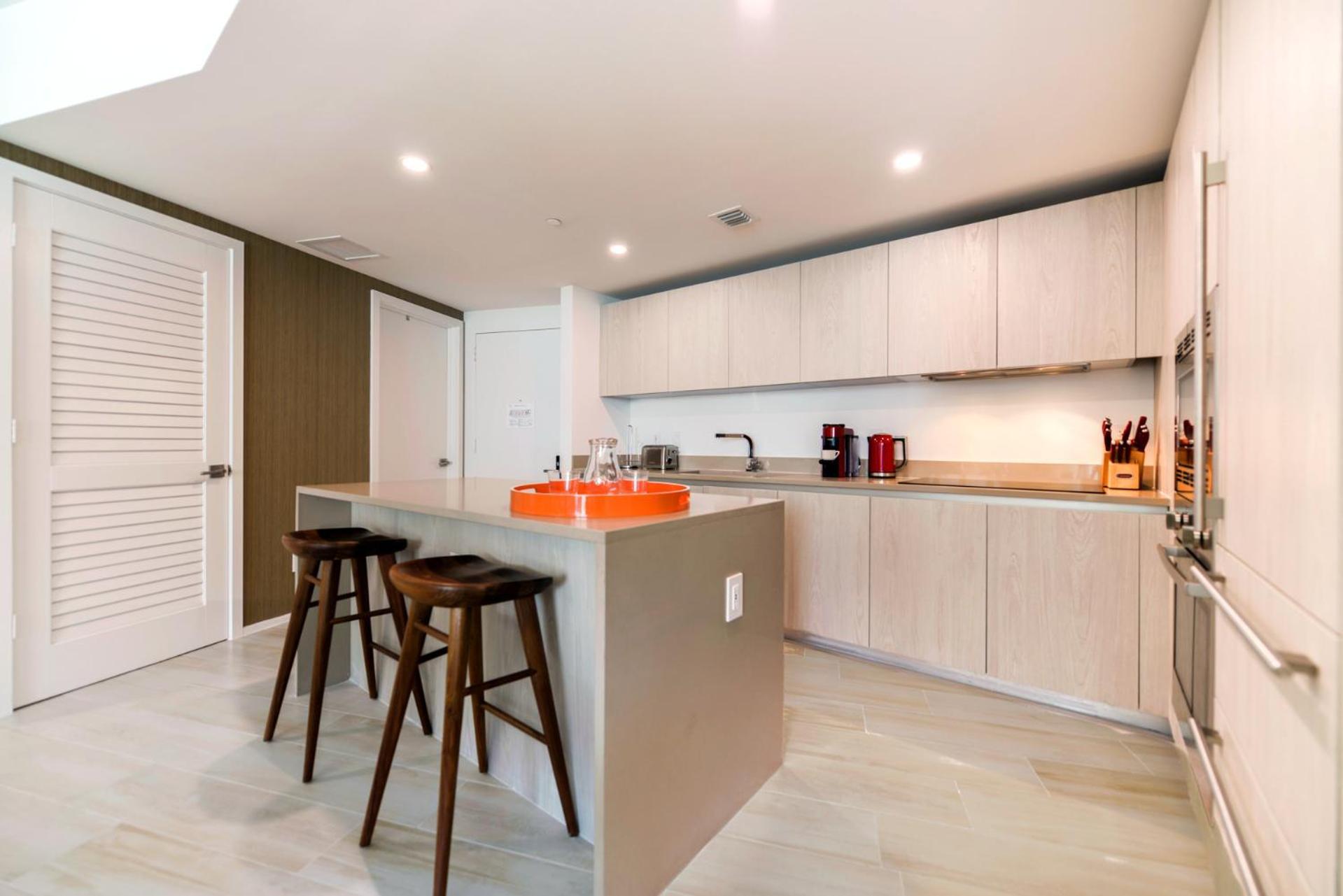 Luxury Beachfront W Amenities Apartment *