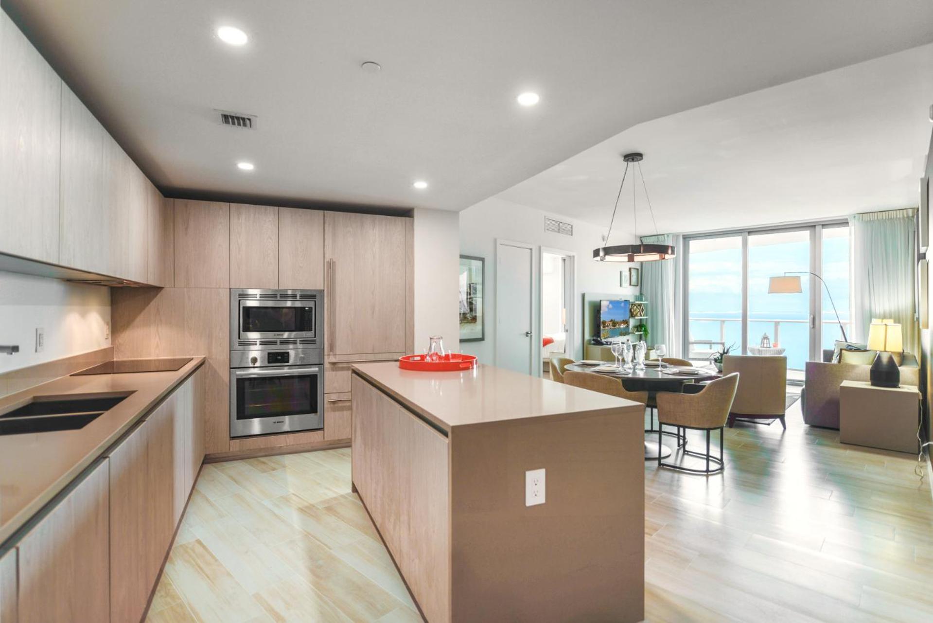 Luxury Beachfront W Amenities Apartment *