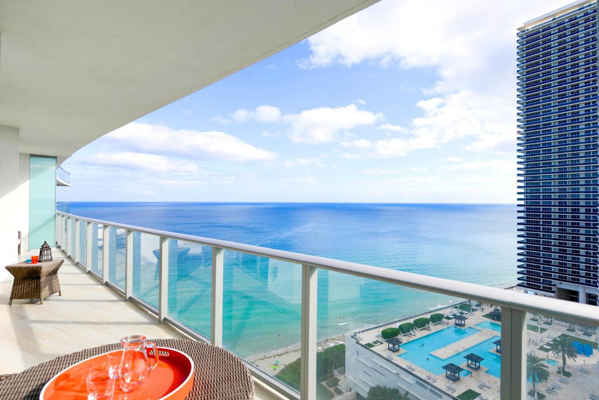 Luxury Beachfront W Amenities Apartment *