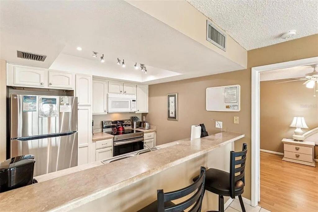 Apartment Beachfront Escape I Walk To Beach, Dining N Shops Clearwater Beach