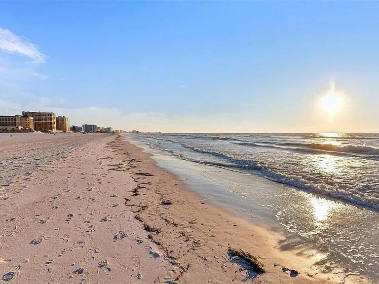 Beachfront Escape I Walk To Beach, Dining N Shops Clearwater Beach