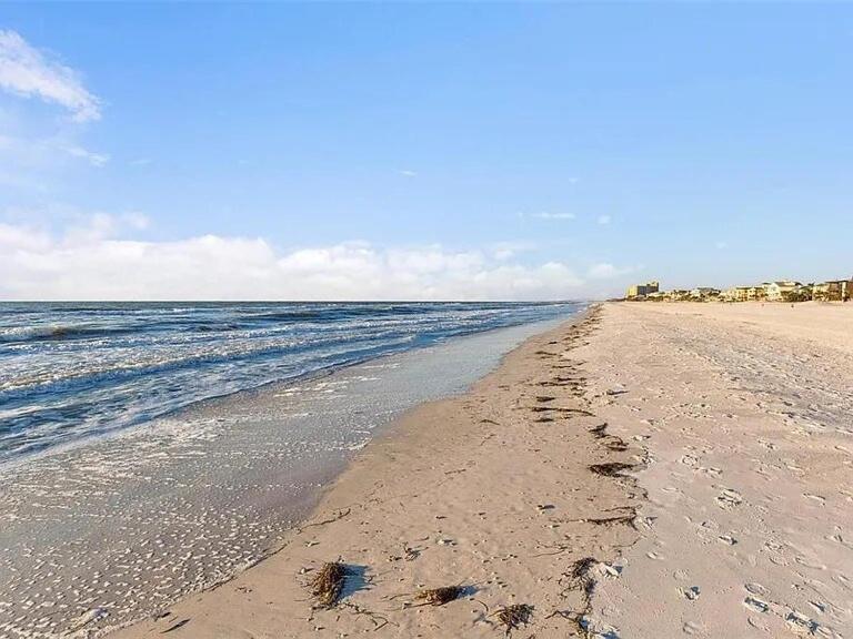 Beachfront Escape I Walk To Beach, Dining N Shops * Clearwater Beach