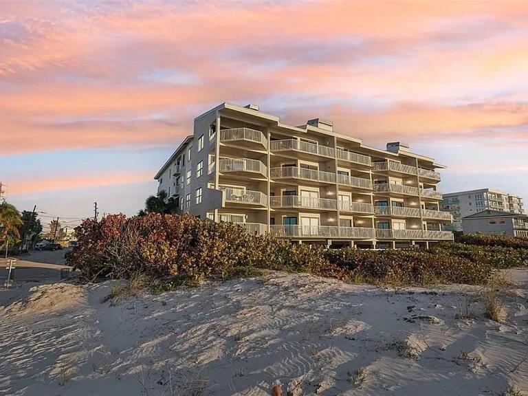 Apartment Beachfront Escape I Walk To Beach, Dining N Shops