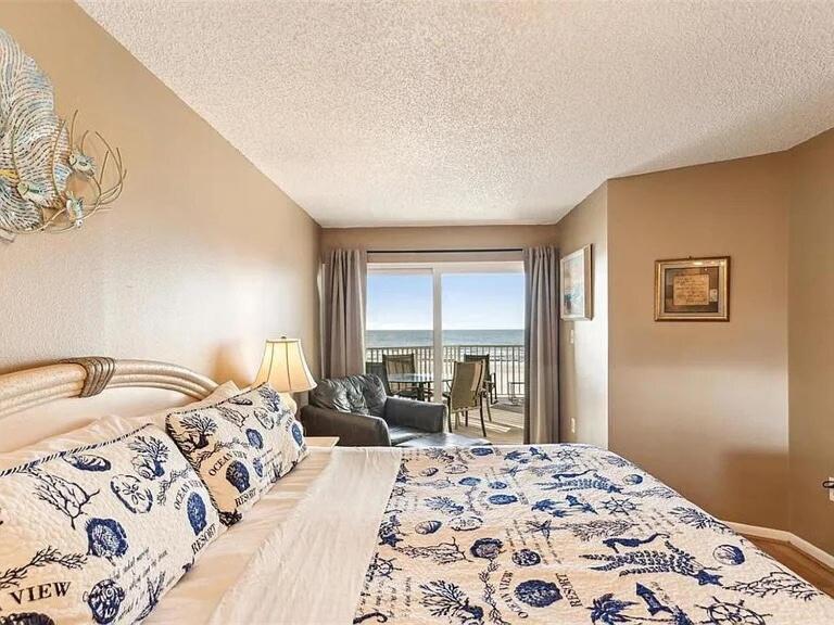 Beachfront Escape I Walk To Beach, Dining N Shops Apartment Clearwater Beach