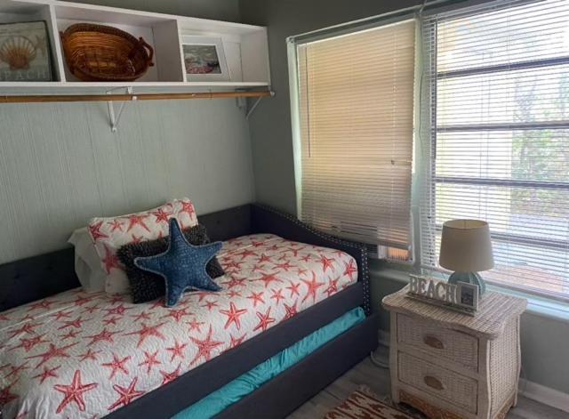 Resort Option1 3 Bedroom House Only Option2 Studio Cottage Only Option3 House Plus Cottage Fenced Backyard Private Patio Areas Grill Firepit Plenty Parking! Quick Access 10 Min To Beach Airport Delray West Palm