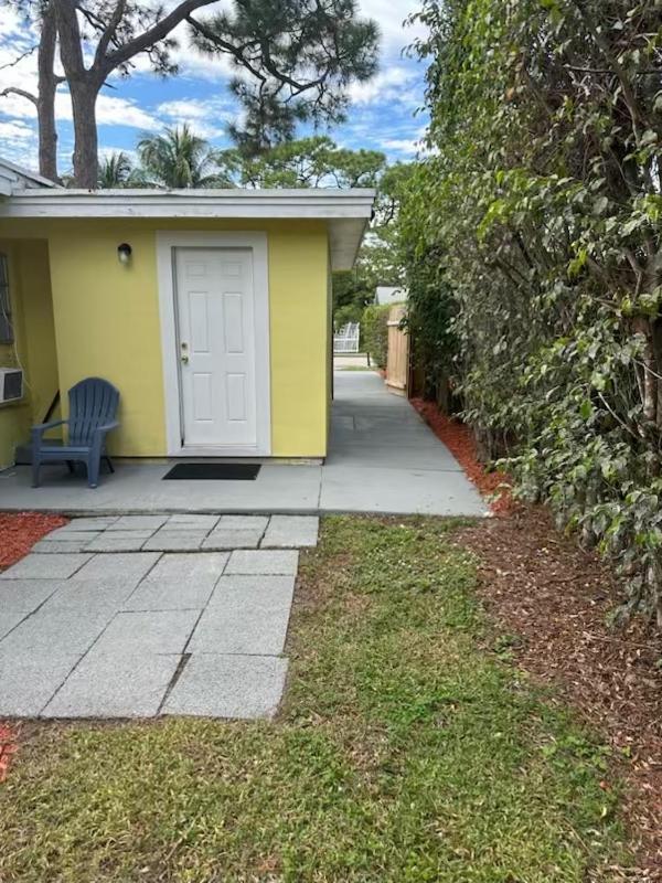 Resort Option1 3 Bedroom House Only Option2 Studio Cottage Only Option3 House Plus Cottage Fenced Backyard Private Patio Areas Grill Firepit Plenty Parking! Quick Access 10 Min To Beach Airport Delray West Palm *