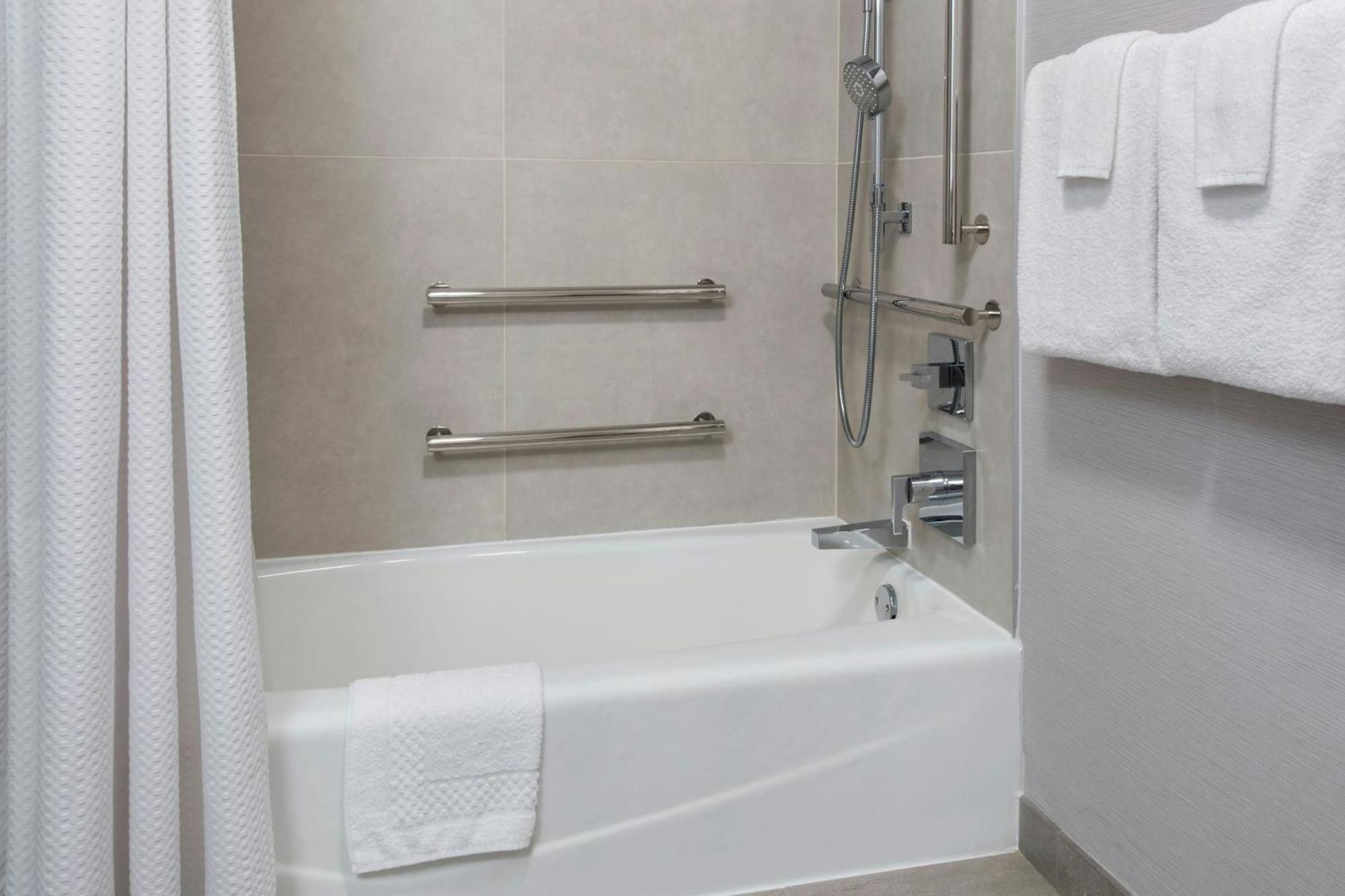 Hotel Courtyard West 3*