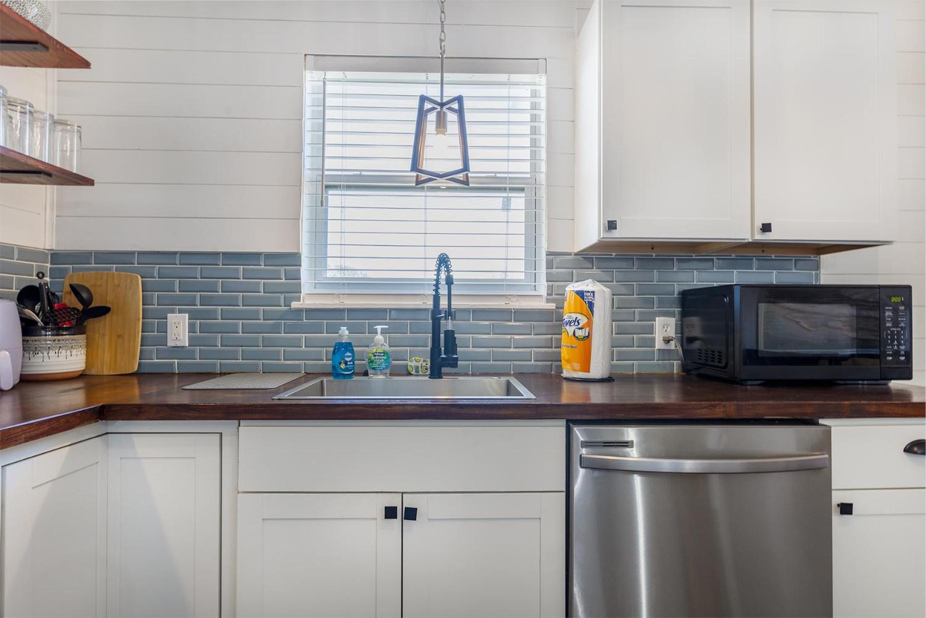 Beachside Bliss - Breakfast, Walk To Schooners, Sleeps 15, Fenced Privacy Holiday home