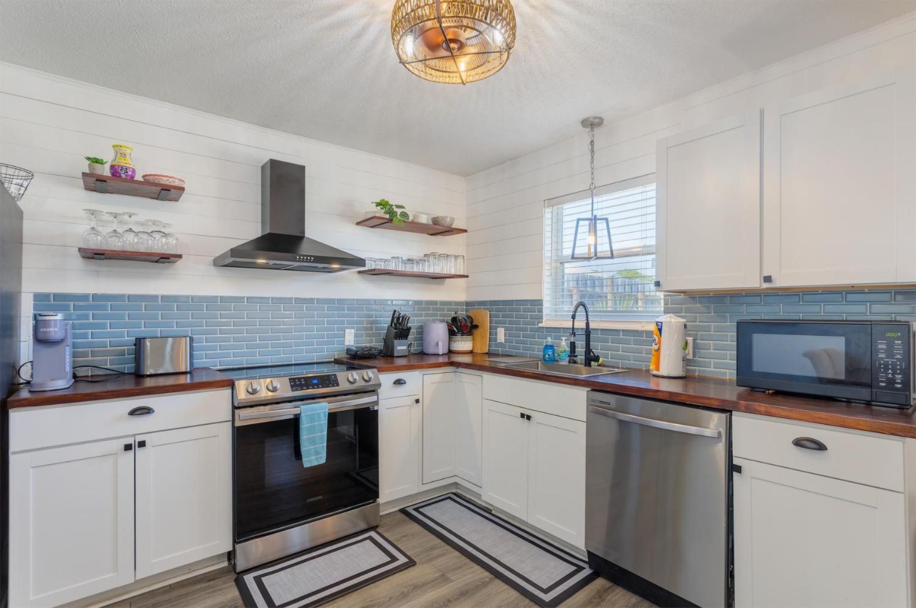 Beachside Bliss - Breakfast, Walk To Schooners, Sleeps 15, Fenced Privacy Holiday home *