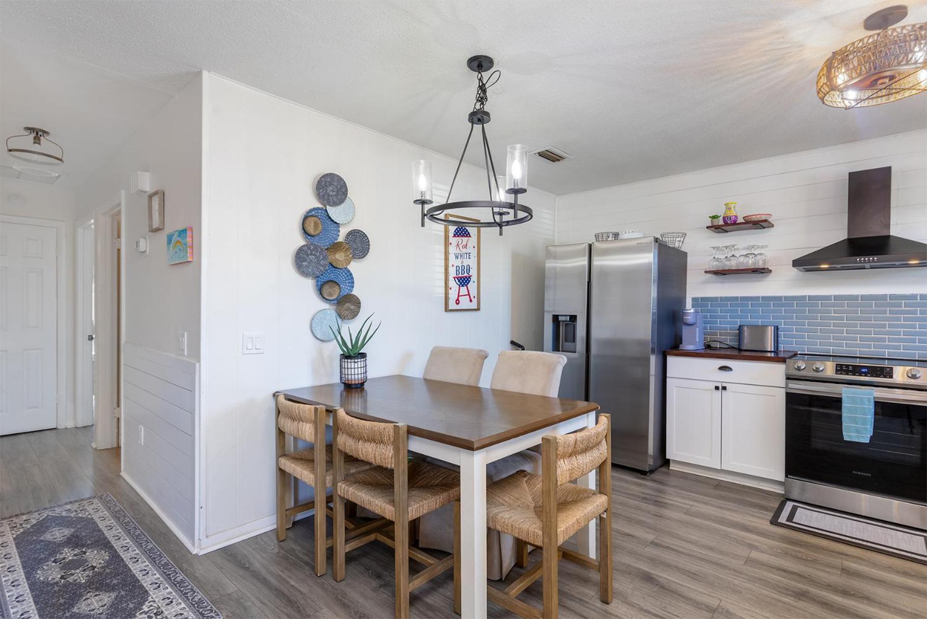 Beachside Bliss - Breakfast, Walk To Schooners, Sleeps 15, Fenced Privacy *
