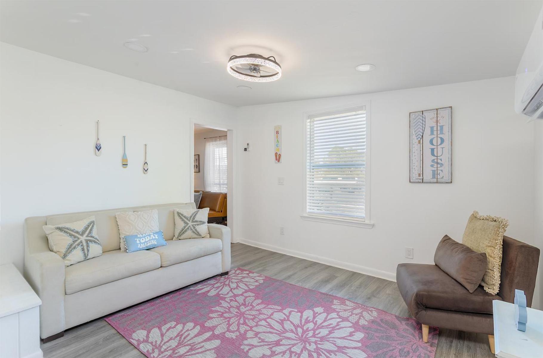 Holiday home Beachside Bliss - Breakfast, Walk To Schooners, Sleeps 15, Fenced Privacy *