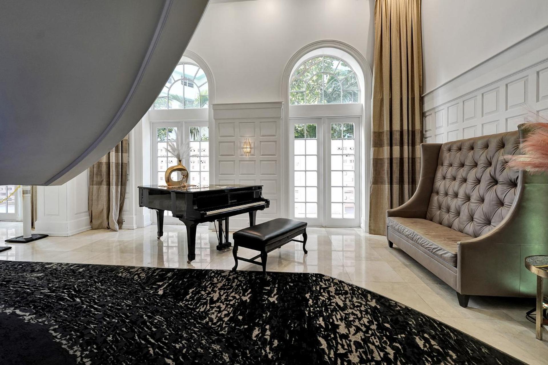 Chic 2-bedroom With Service & Gym / 1210 *