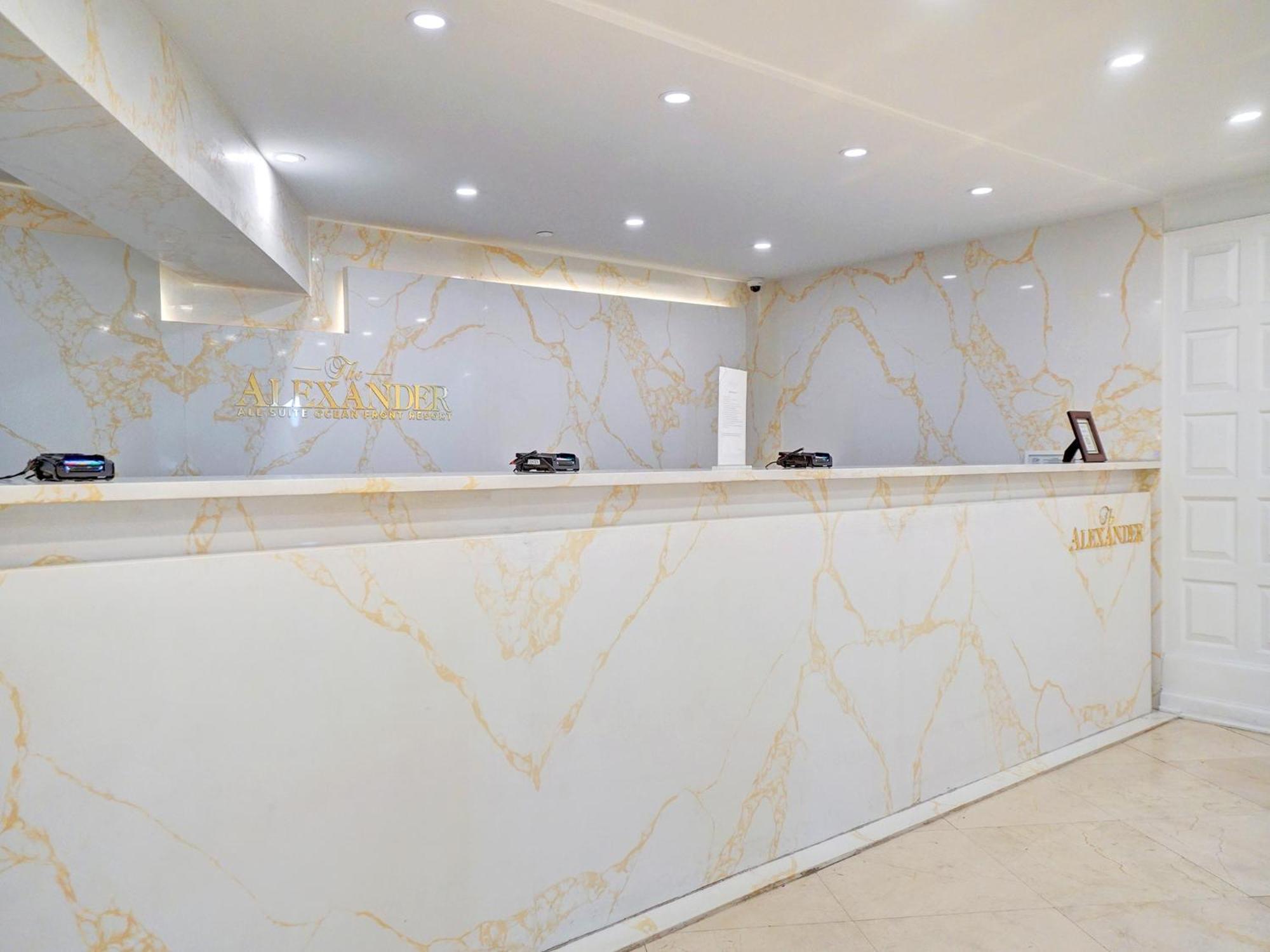 Chic 2-bedroom With Service & Gym / 1210