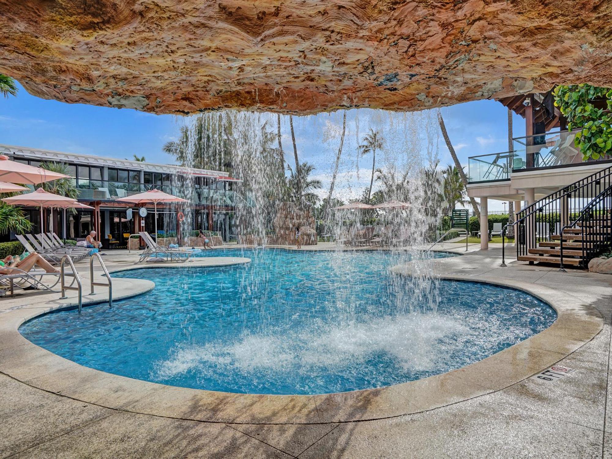 Chic 2-bedroom With Service & Gym / 1210 Apartment *