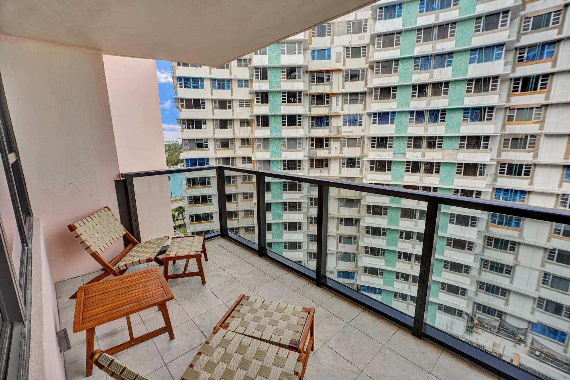 Apartment Chic 2-bedroom With Service & Gym / 1210 *