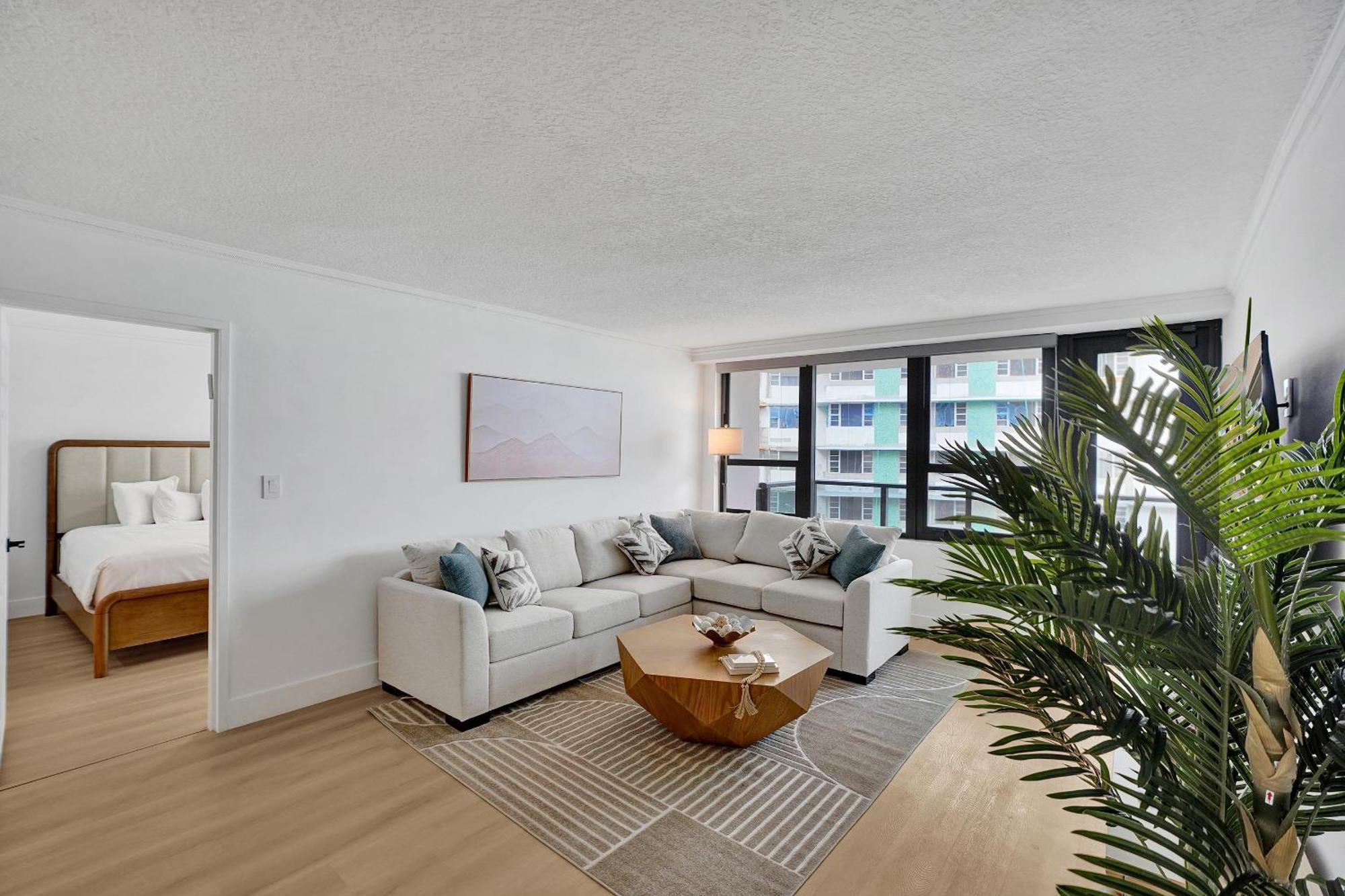 Chic 2-bedroom With Service & Gym / 1210 Apartment