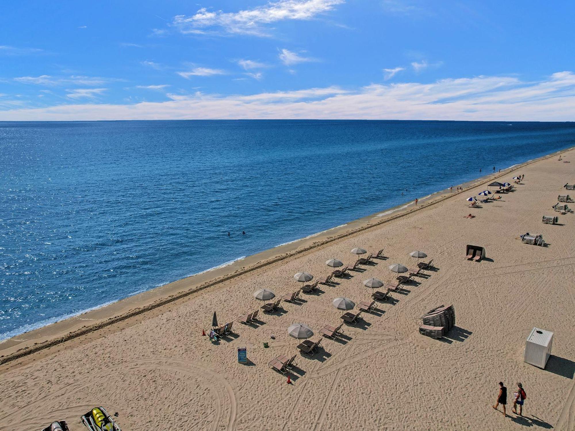 Chic 2-bedroom With Service & Gym / 1210 Apartment *