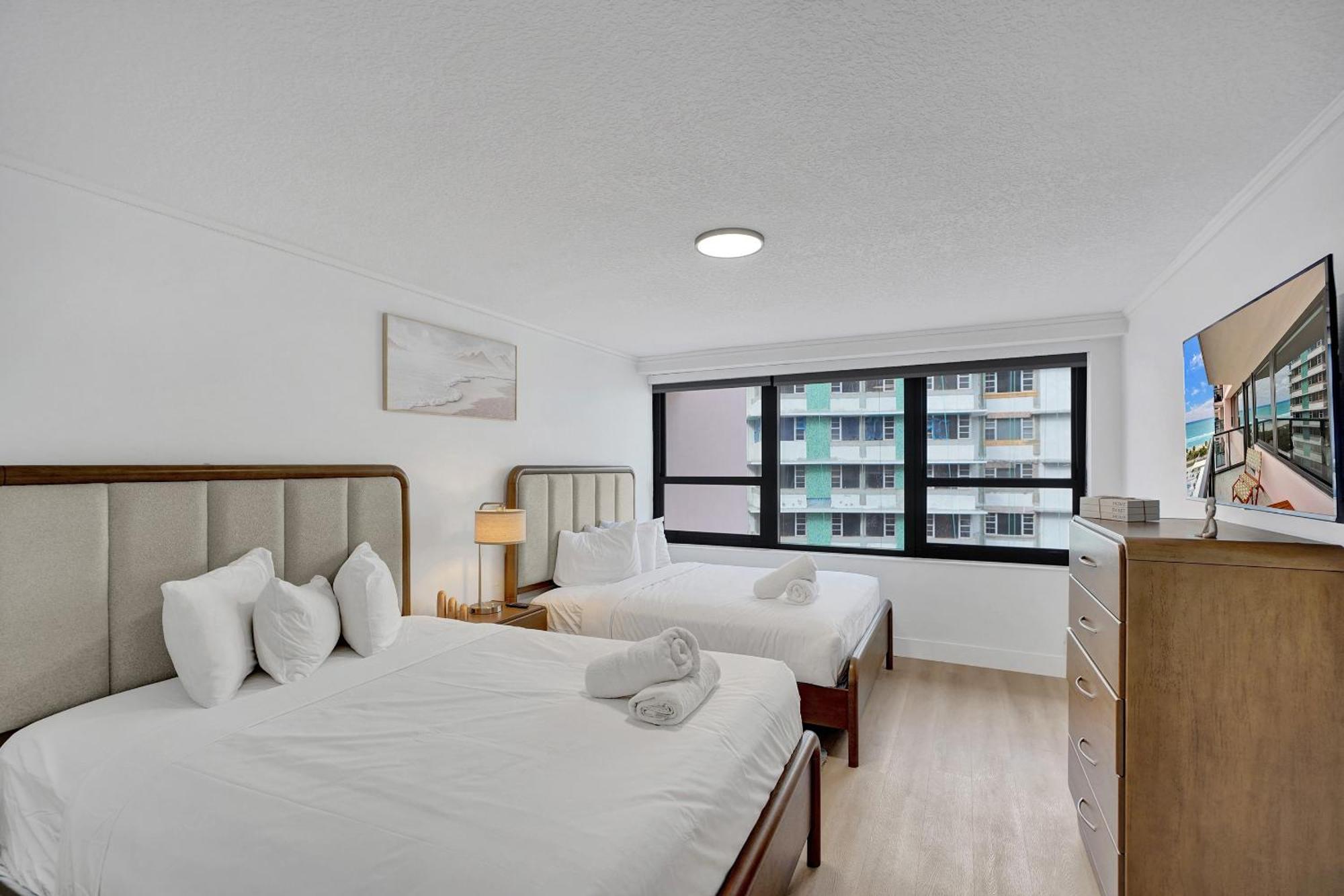 Apartment Chic 2-bedroom With Service & Gym / 1210