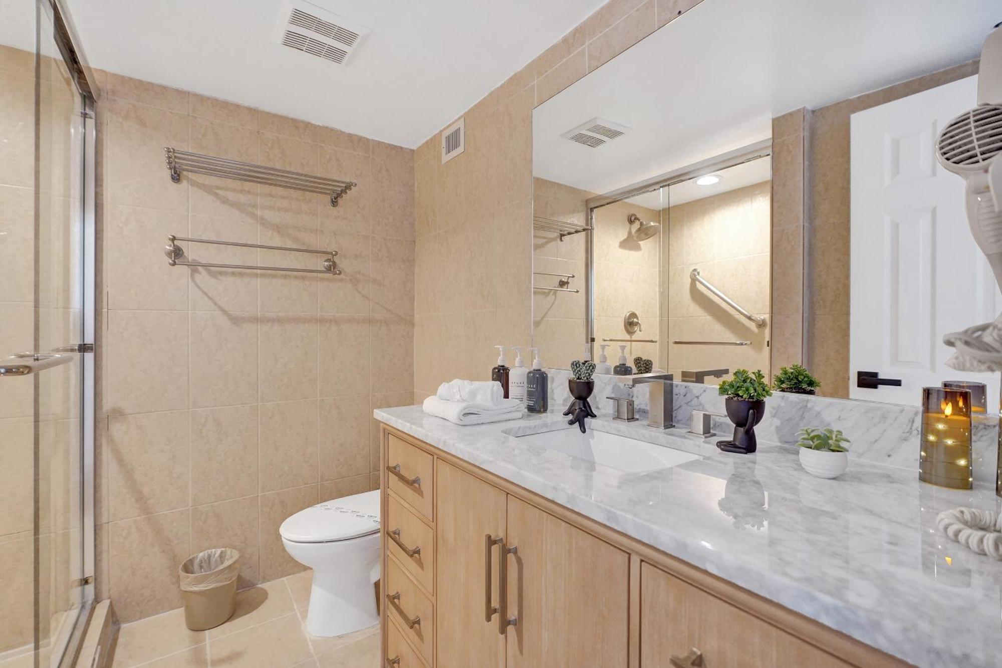 Apartment Chic 2-bedroom With Service & Gym / 1210 *