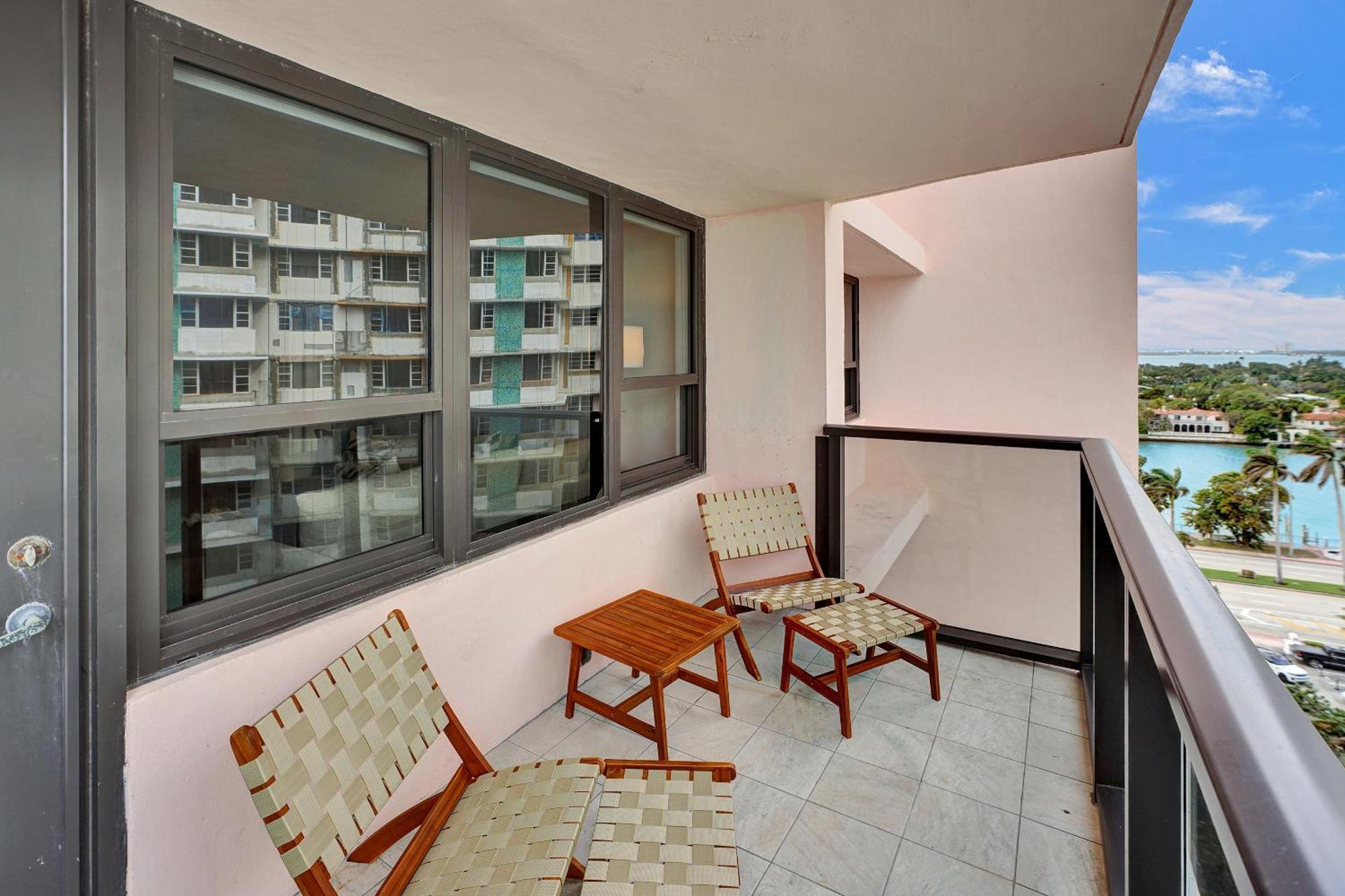Chic 2-bedroom With Service & Gym / 1210