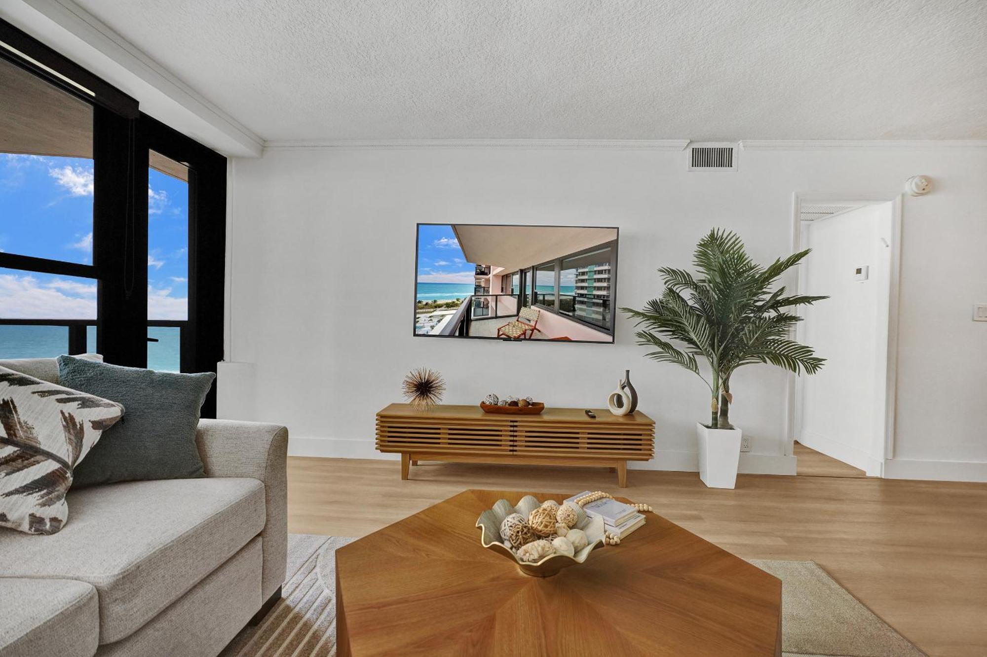 Chic 2-bedroom With Service & Gym / 1210 Apartment *