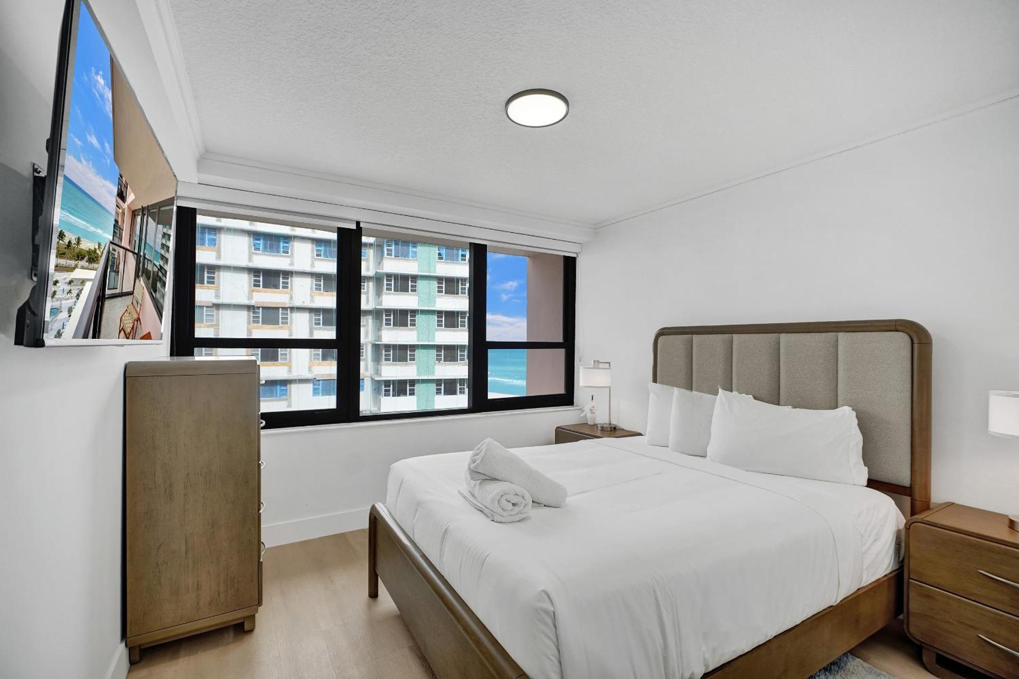 Chic 2-bedroom With Service & Gym / 1210