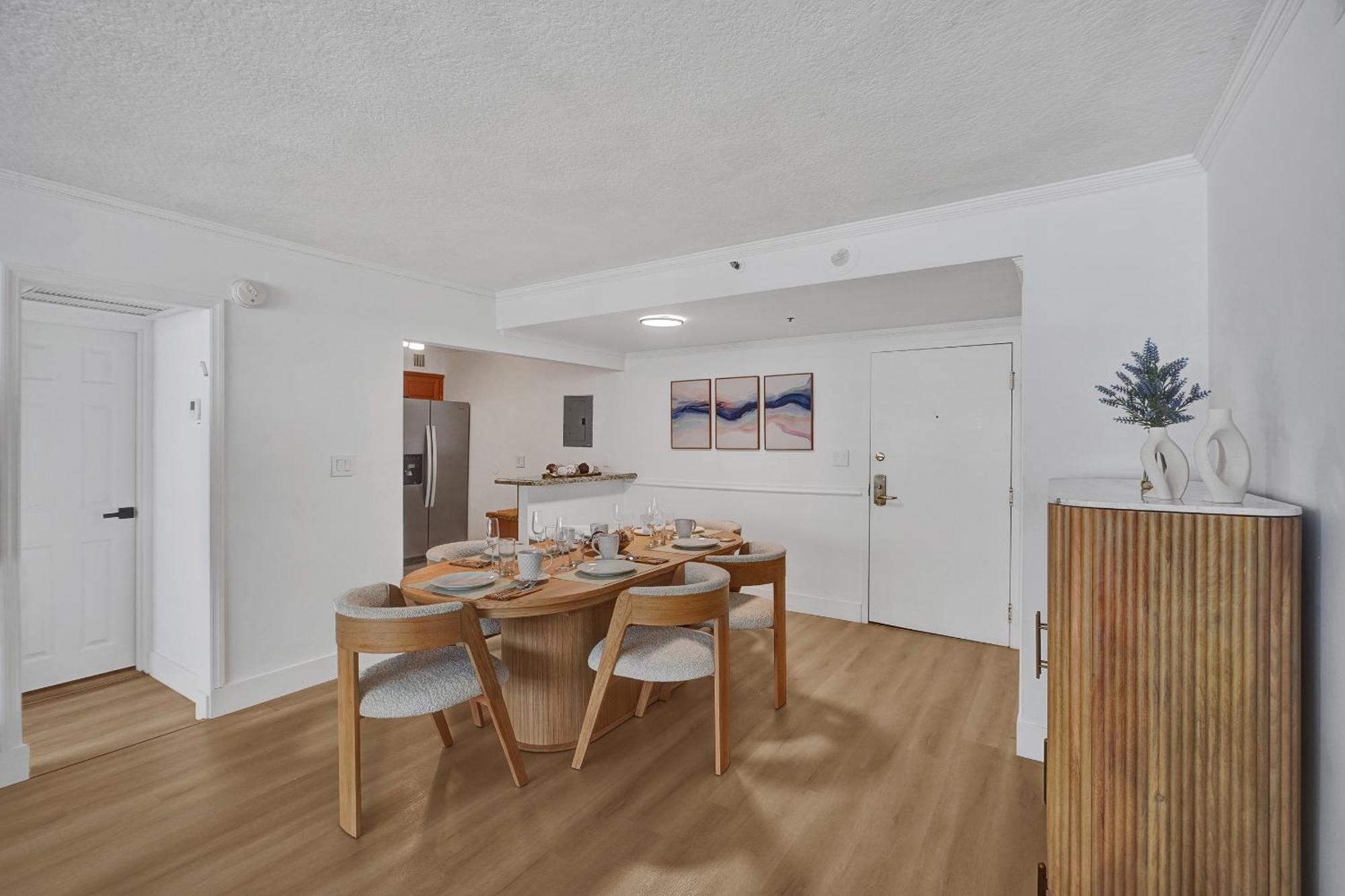 Apartment Chic 2-bedroom With Service & Gym / 1210