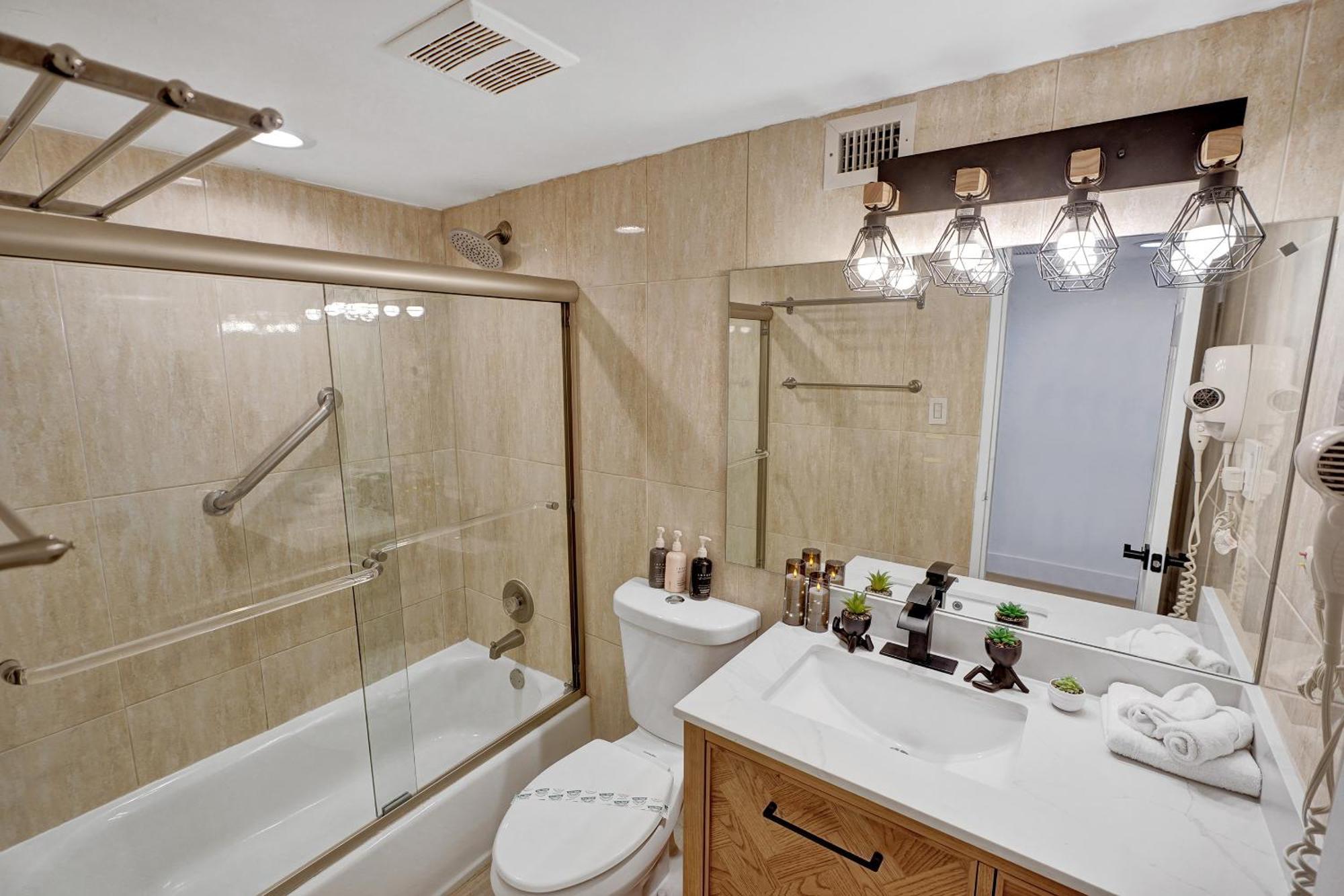 Apartment Chic 2-bedroom With Service & Gym / 1210 Miami Beach