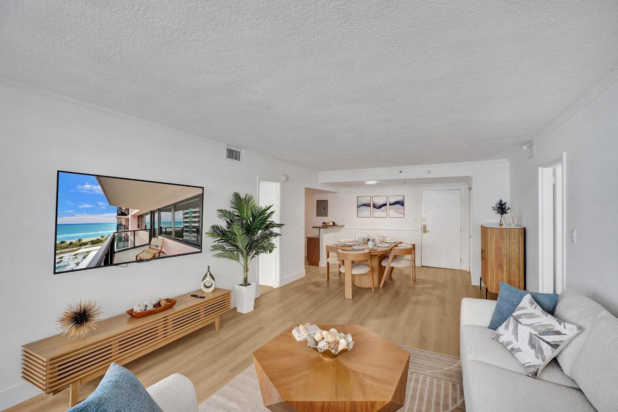 Chic 2-bedroom With Service & Gym / 1210 *
