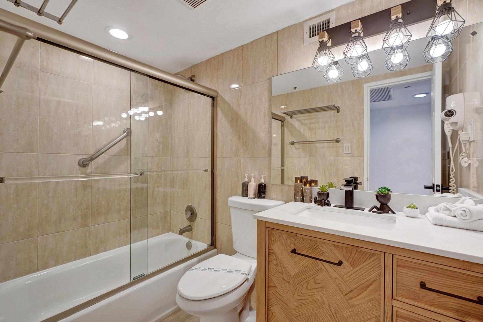 Chic 2-bedroom With Service & Gym / 1210 Apartment *
