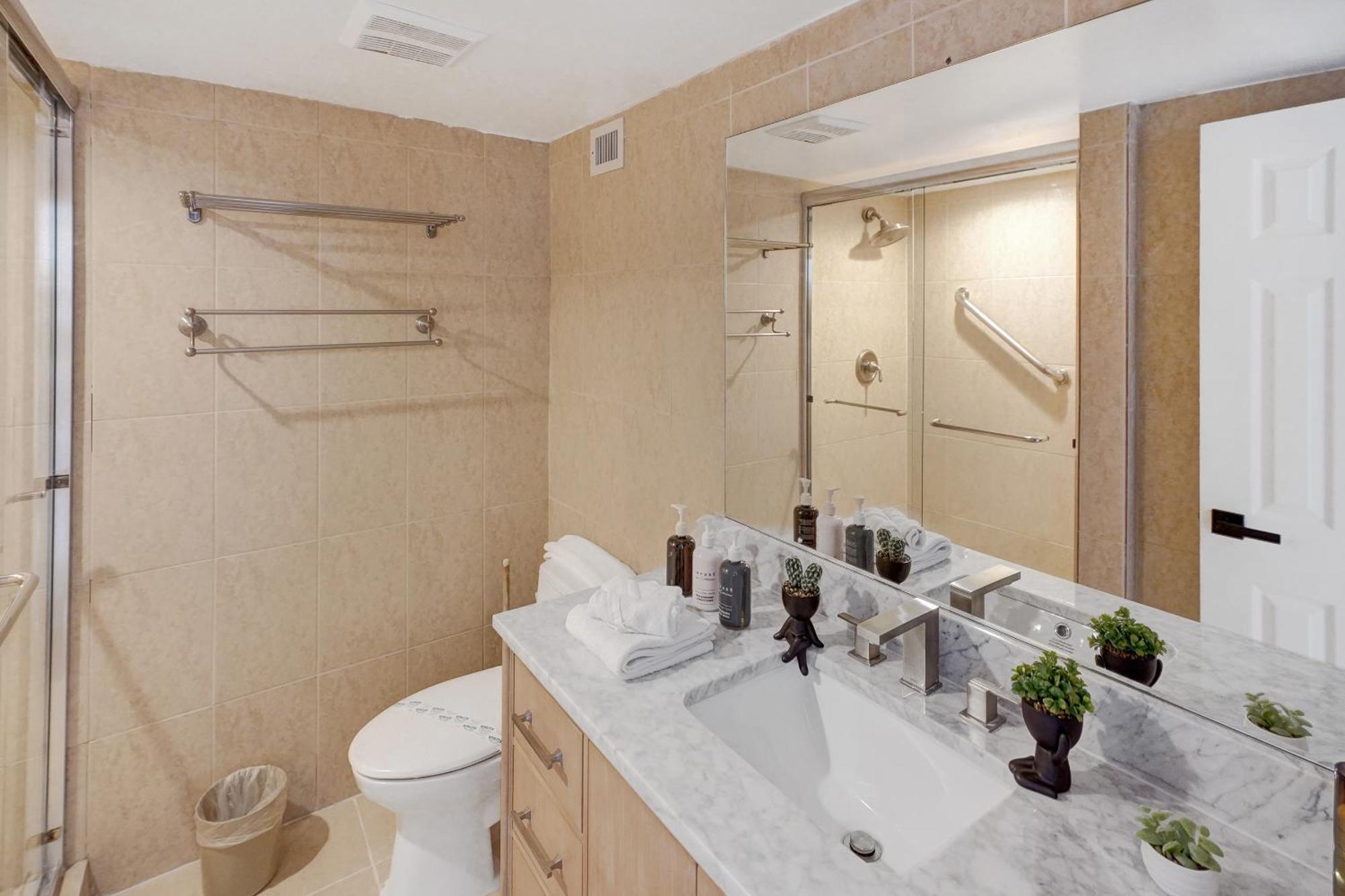 Chic 2-bedroom With Service & Gym / 1210 Apartment *