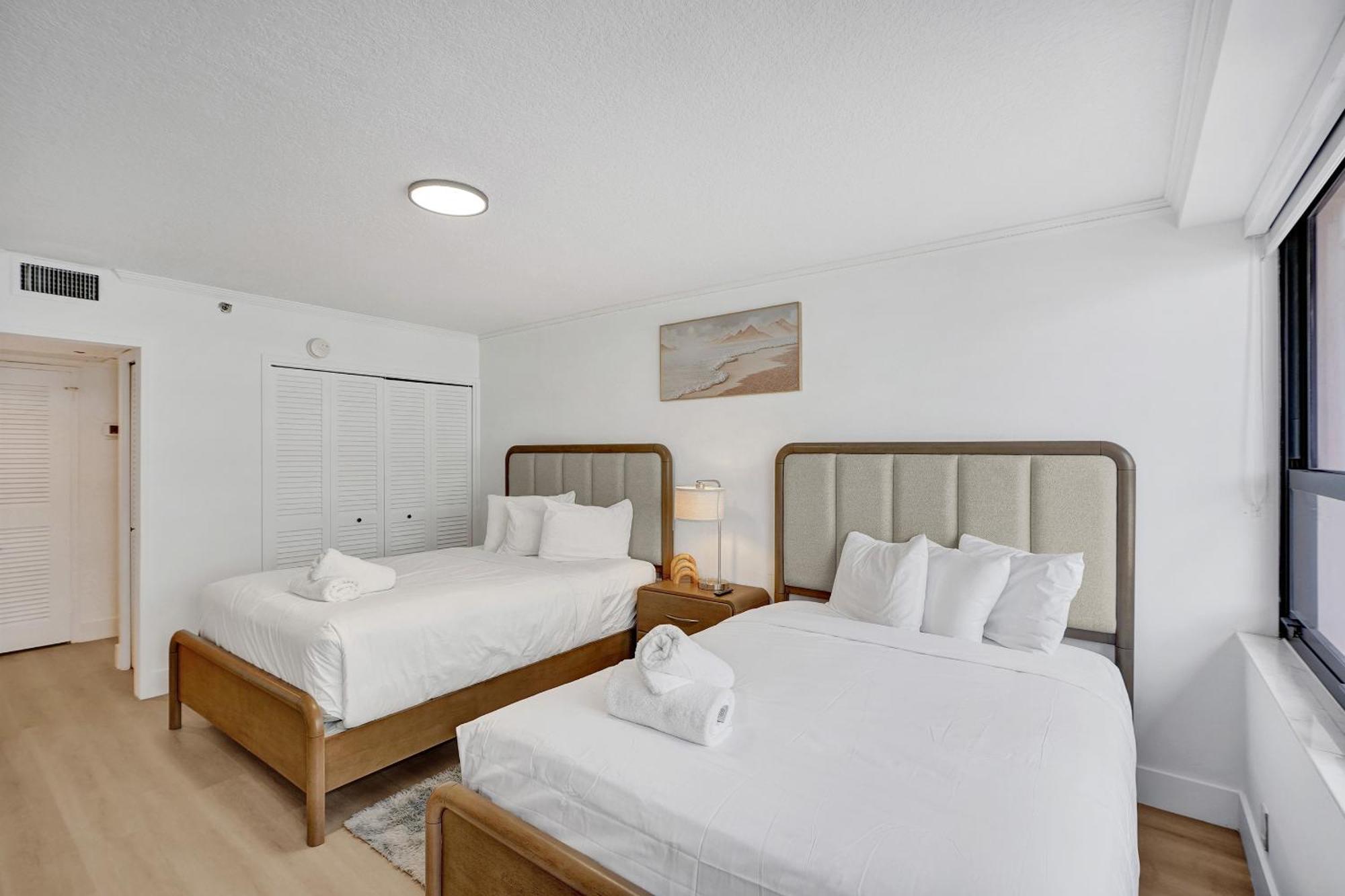 Chic 2-bedroom With Service & Gym / 1210 * Miami Beach