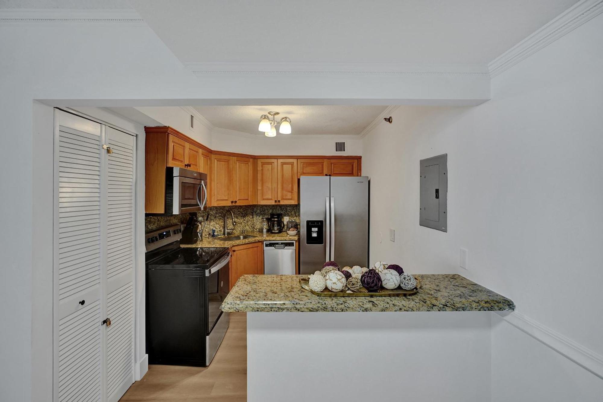 Chic 2-bedroom With Service & Gym / 1210 * Miami Beach