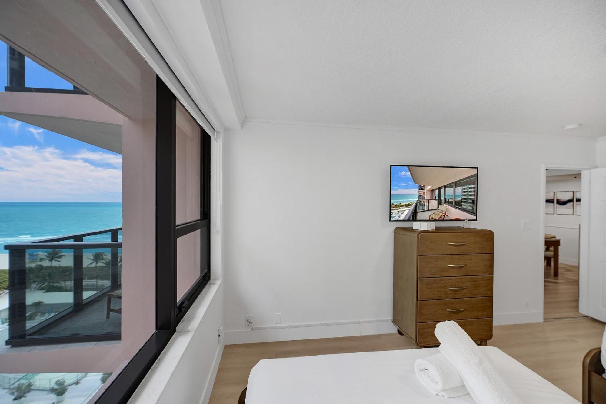 Chic 2-bedroom With Service & Gym / 1210 *