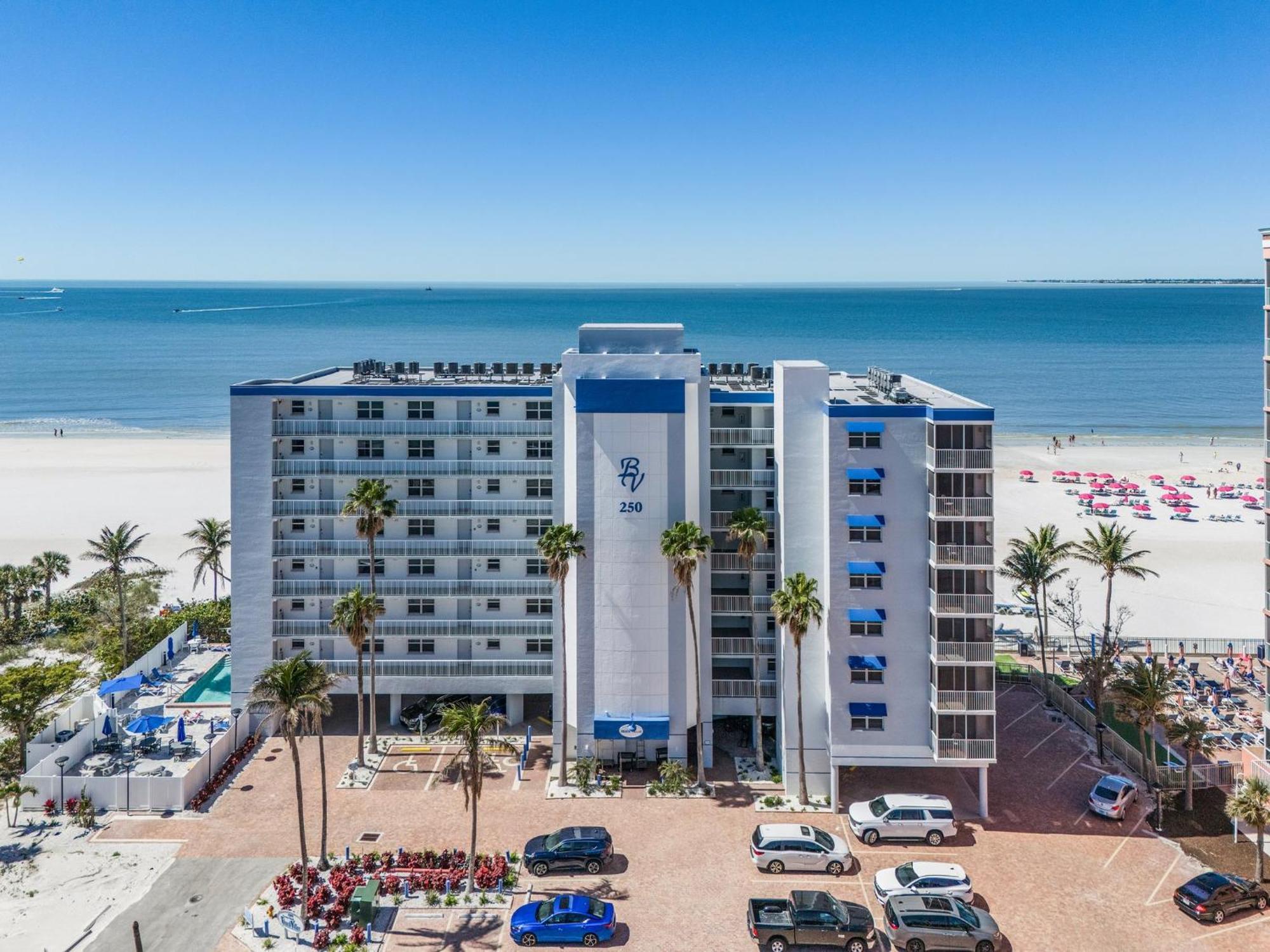 706 Top-floor W/ Gulf Views, Pool Holiday home Fort Myers Beach