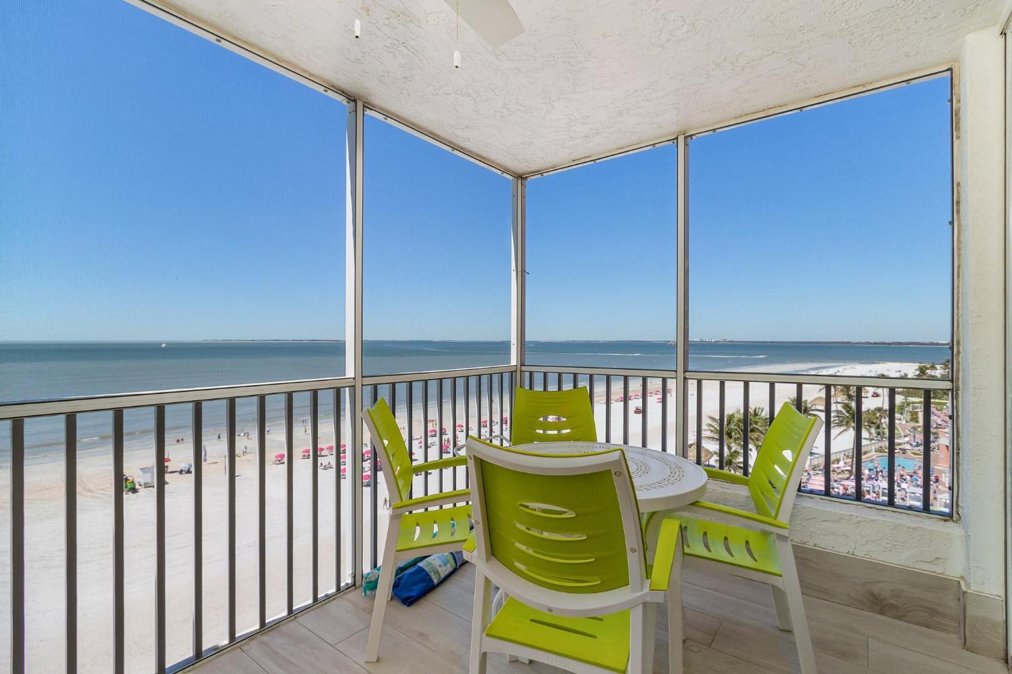706 Top-floor W/ Gulf Views, Pool Fort Myers Beach