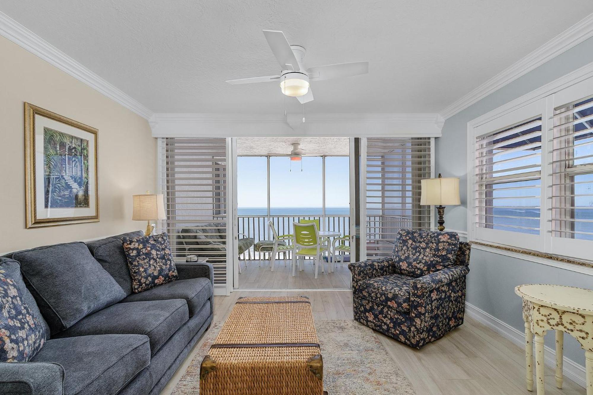 706 Top-floor W/ Gulf Views, Pool Fort Myers Beach