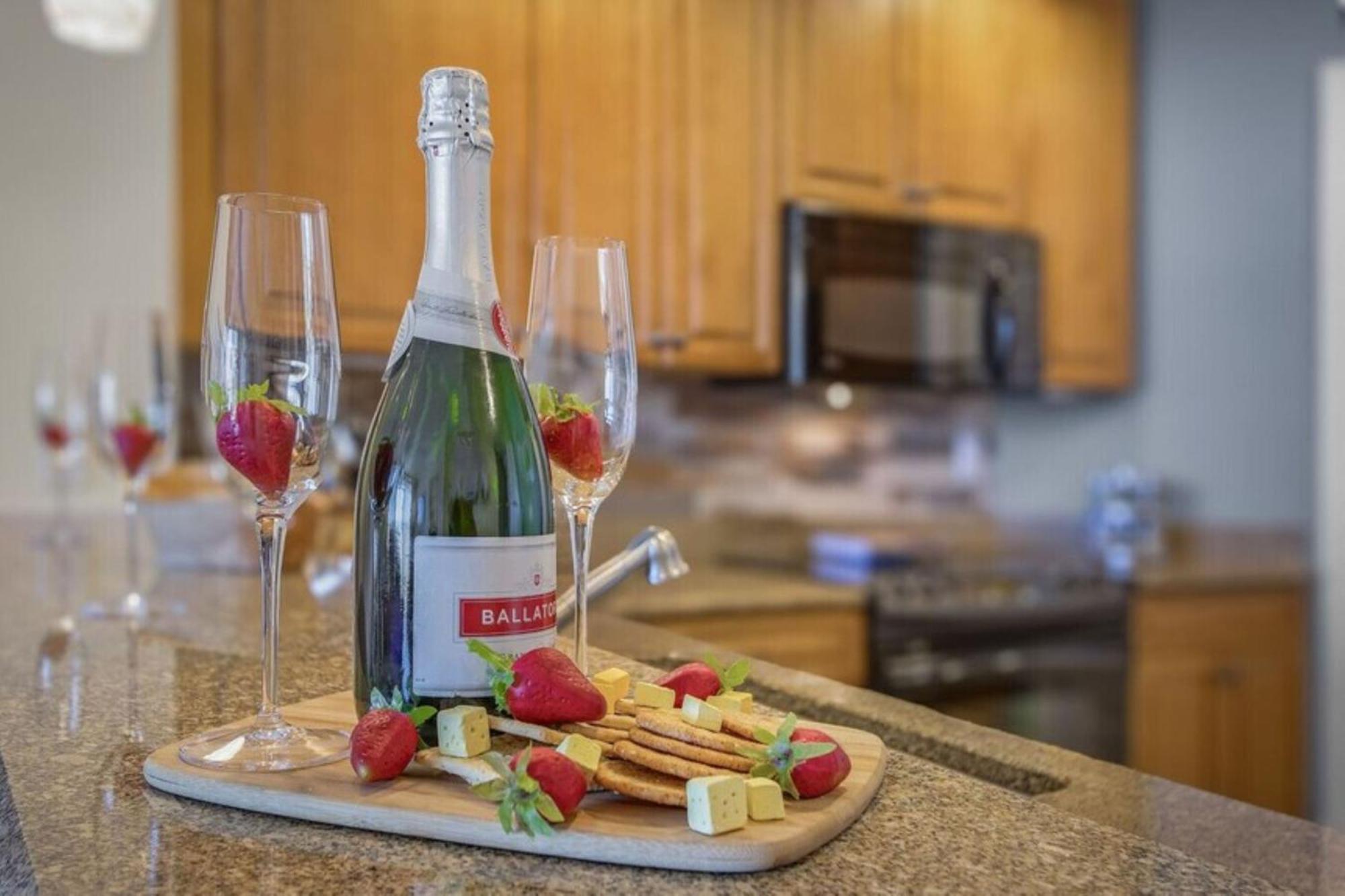 Aparthotel Vista Del Mar At Cape Harbour Marina, 10th Floor Luxury Condo, King Bed, Views! *