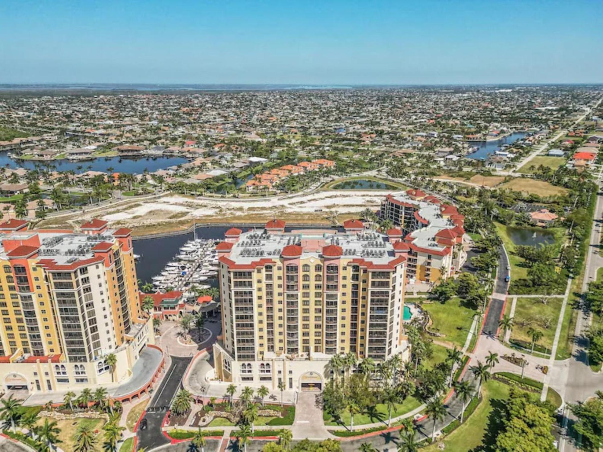 Vista Del Mar At Cape Harbour Marina, 10th Floor Luxury Condo, King Bed, Views! Aparthotel Cape Coral