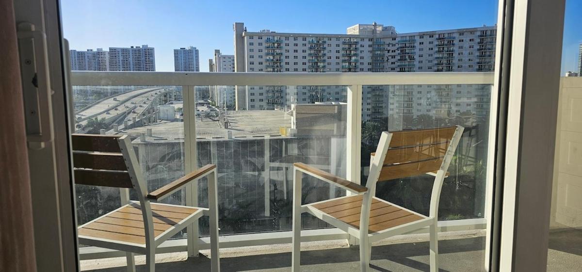 View With Balcony On The Sunny Isles Beach