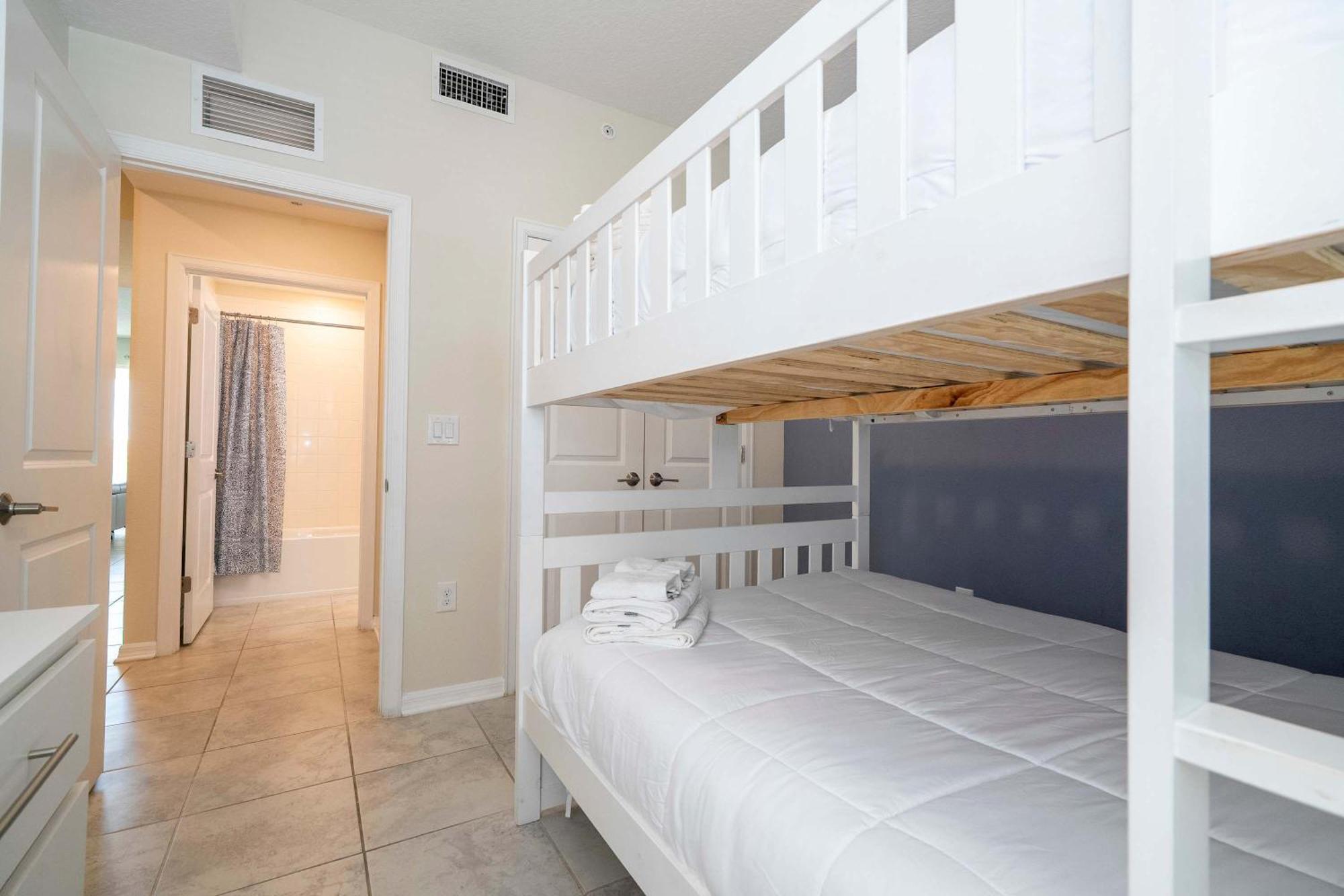 Gorgeous 2bd Close To At Storey Holiday home Kissimmee