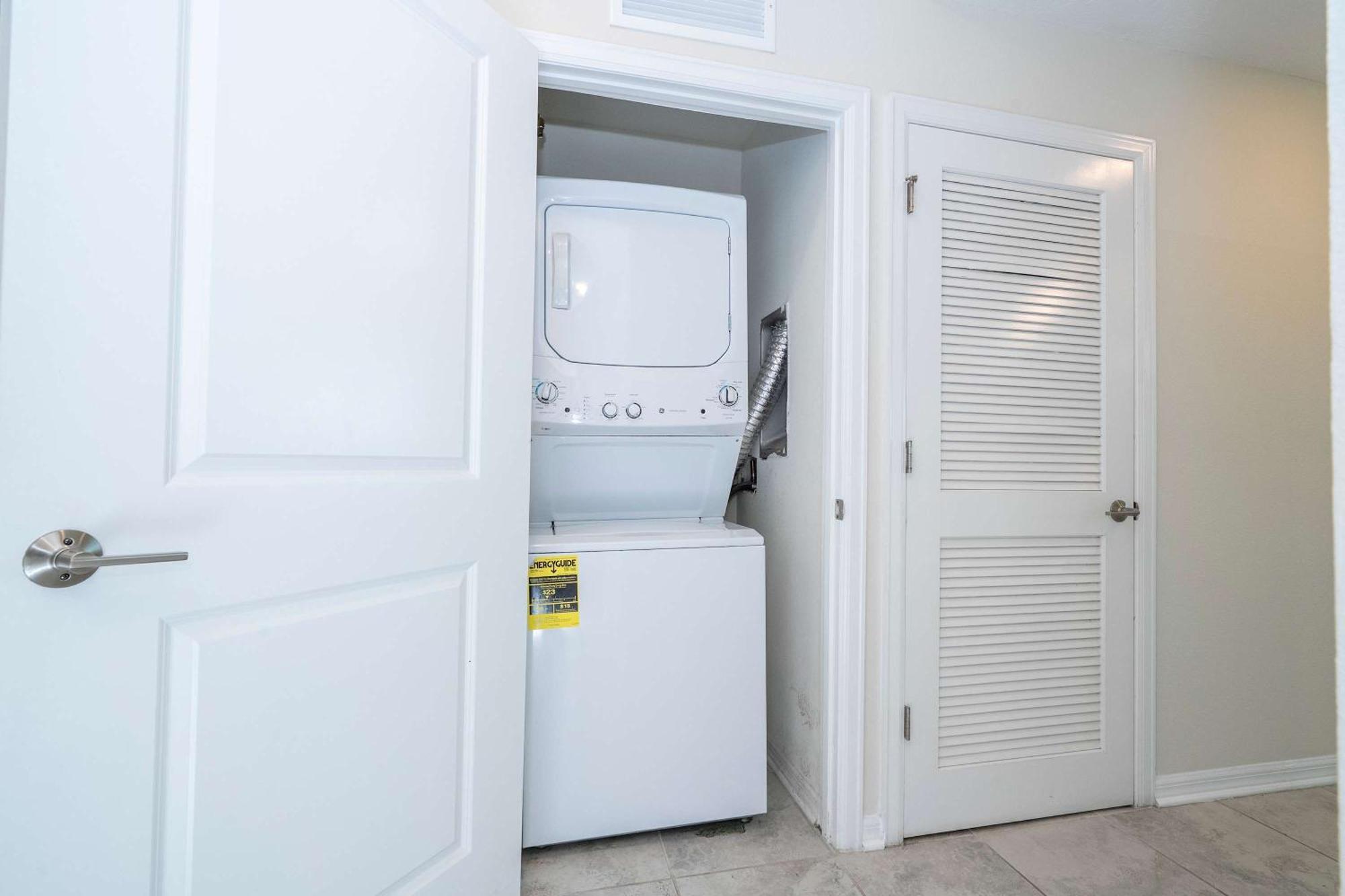 Gorgeous 2bd Close To At Storey *
