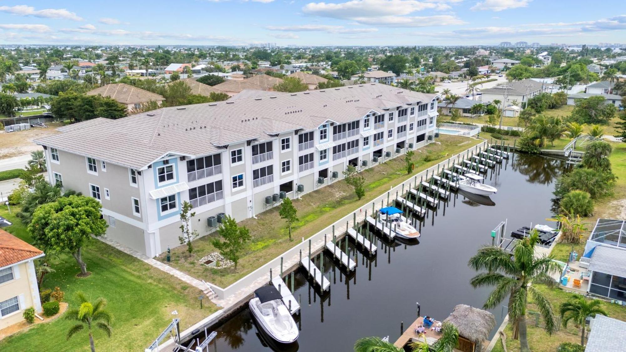 Gulf Access With Boat Slip, Heated Saltwater Pool - Bacino Vistas 205 & 208 - Roelens Cape Coral